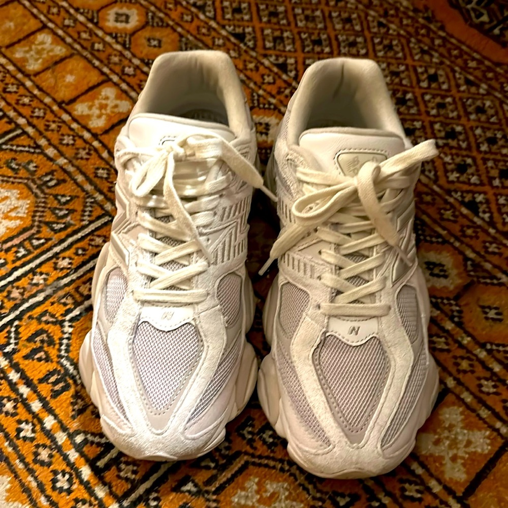 New Balance 9060 in Grey/Moonbeam